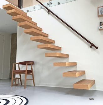 Svævende trapper: I gulvet er der forberedt hul Svævende trapper: I gulvet er der forberedt hul